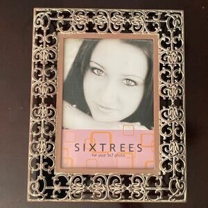 Vintage Sixtrees metal filigree open 5x7” photograph frame‎